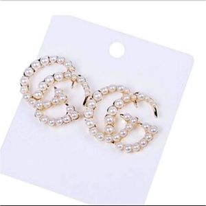LUXURY letter G pearl earrings!